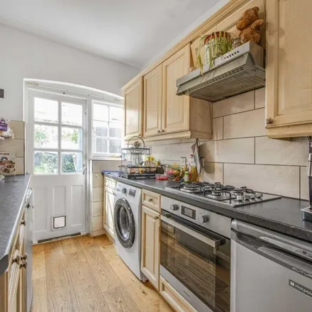 Rent this 3 bed townhouse on Edgehill Road in Lonesome, London