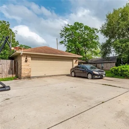 Image 3 - 4025 Briarglen Drive, Dickinson, TX 77539, USA - House for sale