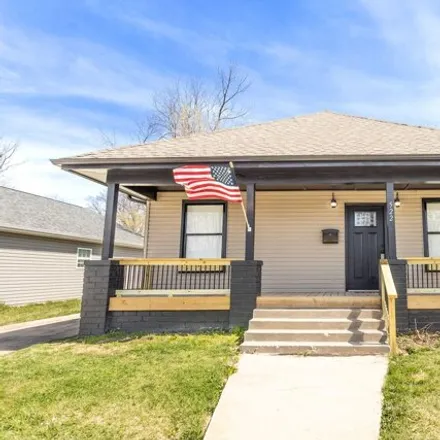 Buy this 2 bed house on 526 Garfield Avenue in Moberly, MO 65270