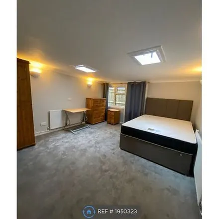 Image 2 - 73 Ryde's Hill Road, Fairlands, GU2 9SS, United Kingdom - Duplex for rent