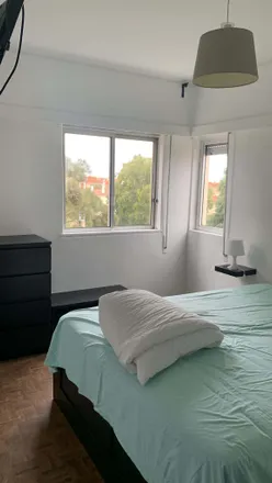 Rent this 2 bed room on Rua das Orquídeas in 2775-629 Parede, Portugal