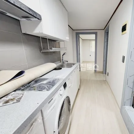Rent this 2 bed apartment on 서울특별시 송파구 삼전동 58-13