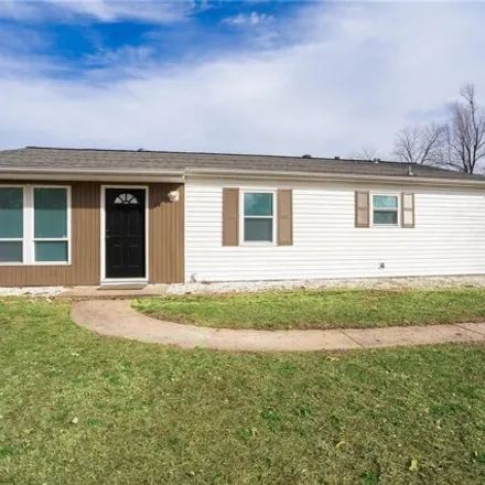 Buy this 3 bed house on 20 Hampton Drive in Capitol Oaks, Fairview Heights