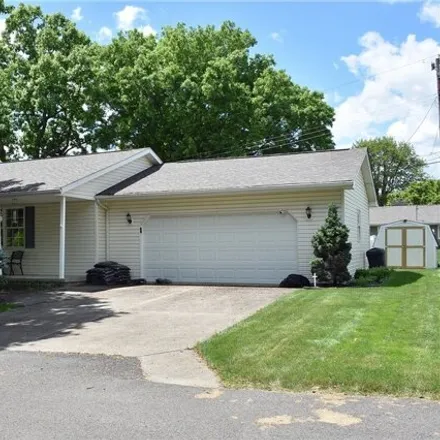 Buy this 3 bed house on 2753 Woodside Drive in Zanesville, OH 43701