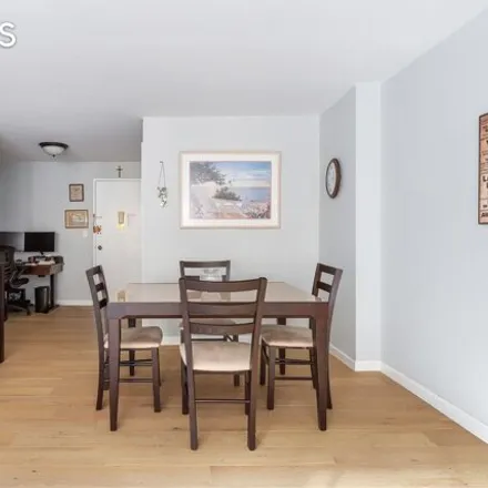 Image 8 - 333 East 66th Street, New York, NY 10065, USA - Apartment for sale