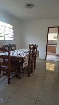 Rent this 3 bed house on Hakumai Produtos orientais e naturais in Rua Padre Juvêncio Pisoni, Jardim Guaraú