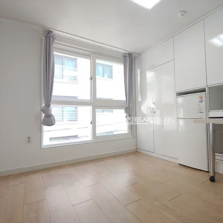 Rent this studio apartment on 서울특별시 강남구 논현동 145-10