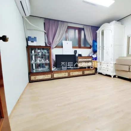 Rent this 2 bed apartment on 서울특별시 송파구 삼전동 65-13