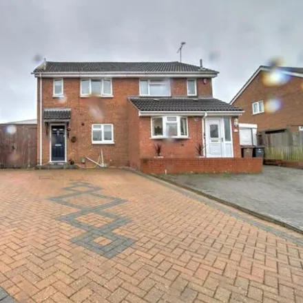 Buy this 3 bed duplex on Leygreen Close in Luton, LU2 0SQ