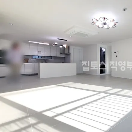 Rent this 3 bed apartment on 서울특별시 송파구 석촌동 181