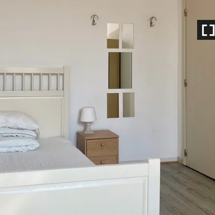 Rent this 5 bed room on Place Raymond Blyckaerts - Raymond Blyckaertsplein 5 in 1050 Ixelles - Elsene, Belgium