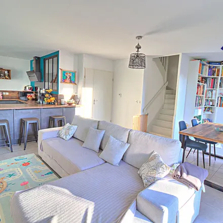 Rent this 4 bed apartment on 10 Cité de Nantes in 33000 Bordeaux, France