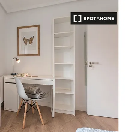Rent this 3 bed room on Calle Monte Arno / Arno mendiaren kalea in 16, 48007 Bilbao