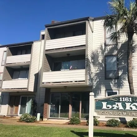 Rent this 1 bed condo on 1161 Lake Avenue in Metairie, LA 70005