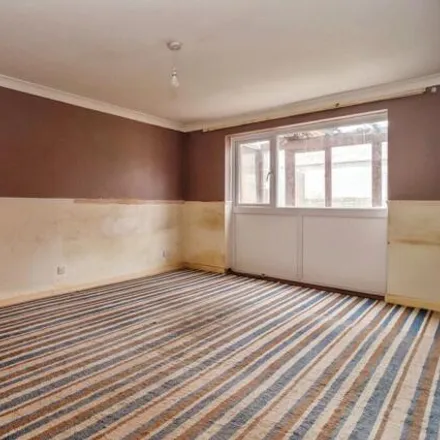 Image 6 - Gower Chase, Basildon, SS15 5BT, United Kingdom - Townhouse for sale