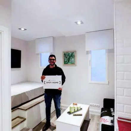 Rent this 1 bed apartment on Madrid in Alain Afflelou, Calle de las Peñuelas