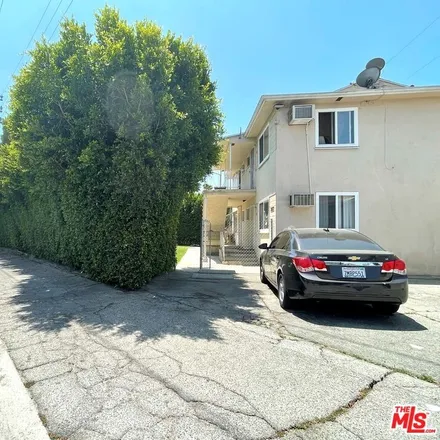 Image 4 - 5833 Cartwright Avenue, Los Angeles, CA 91601, USA - Townhouse for sale