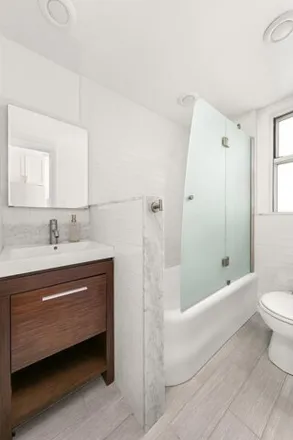 Image 7 - 333 E 43rd St Apt 311, New York, 10017 - Apartment for sale