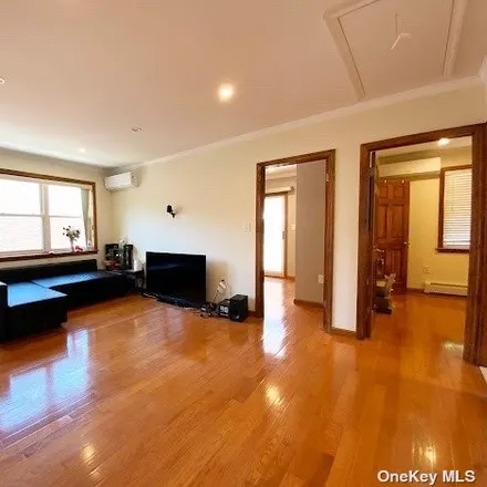 Image 3 - 82-11 57th Avenue, New York, NY 11373, USA - Townhouse for sale