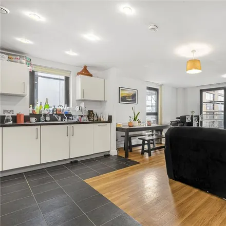 Rent this 3 bed apartment on 586 Kingsland Road in De Beauvoir Town, London