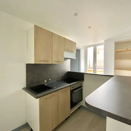 Rent this 3 bed apartment on Quai de Pincourt in 42300 Roanne, France