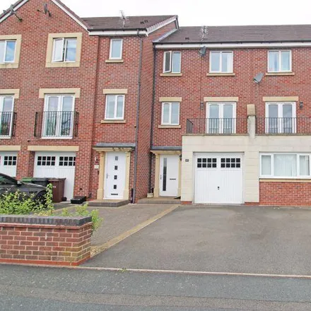 Rent this 3 bed townhouse on Greenock Crescent in Ettingshall, WV4 6BH