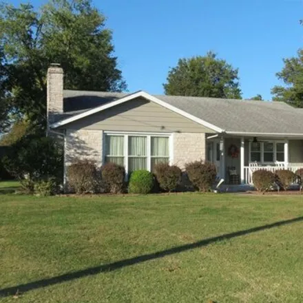 Buy this 3 bed house on 941 South Lake Drive in Du Quoin, IL 62832