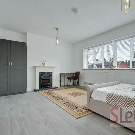 Rent this 4 bed apartment on Lewis Lettings in Cricklewood Broadway, London