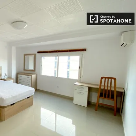 Rent this 4 bed room on El Corte Inglés - Hipercor in Avinguda de Pius XII, 51