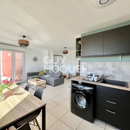 Rent this 3 bed apartment on 106 Boulevard Silvio Trentin in 31200 Toulouse, France