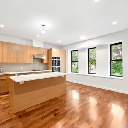 Rent this 4 bed townhouse on 260 West 88th Street in New York, NY 10024