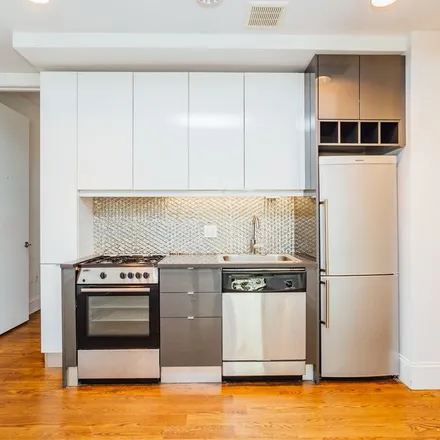 Image 4 - 1625 Putnam Avenue, New York, NY 11385, USA - Apartment for rent