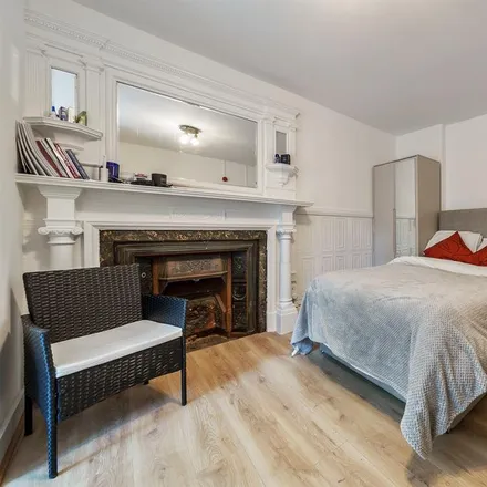 Rent this studio apartment on 58 Leinster Square - Prince's Square in London, W2 4PT