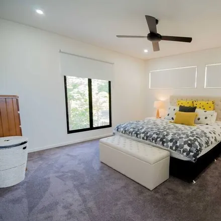 Rent this 3 bed house on North Ward QLD 4810