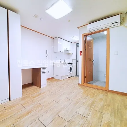 Rent this studio apartment on 서울특별시 관악구 봉천동 1672-18