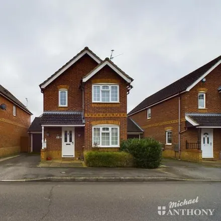 Buy this 3 bed house on Rivets Close in Aylesbury, HP21 8JP