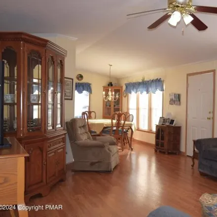 Image 7 - 11 Hickory Hills Drive, Moore Township, PA 18014, USA - Apartment for sale