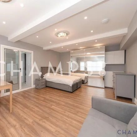 Rent this 4 bed apartment on Cheyne Walk in London, NW4 3QJ