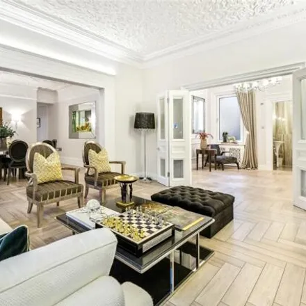 Rent this 6 bed room on Wellington Court in 116 Knightsbridge, London