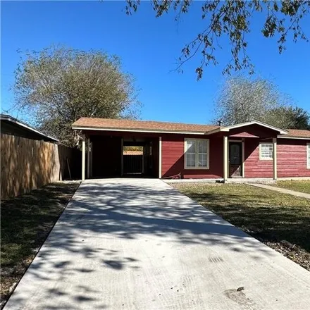 Image 2 - 1302 Hackberry Street, Beeville, TX 78102, USA - House for sale
