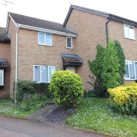 Rent this 3 bed apartment on Fieldfare Green in Luton, LU4 0YA