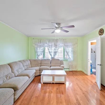 Image 2 - 147-03 Hoover Avenue, New York, NY 11435, USA - Townhouse for sale