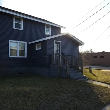 Buy this studio house on 804 Kampenga Avenue in Muskegon, MI 49442