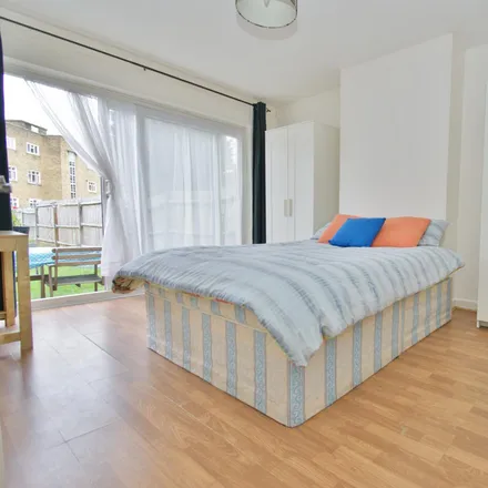 Rent this 5 bed room on First Avenue in London, W3 7JW