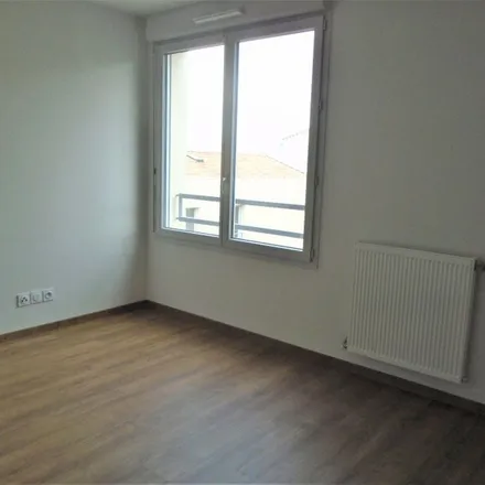 Rent this 2 bed apartment on 80 Rue de la Dauge in 33240 Saint-André-de-Cubzac, France