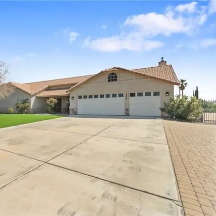 Image 3 - 19301 Oneida Court, Apple Valley, CA 92307, USA - House for sale