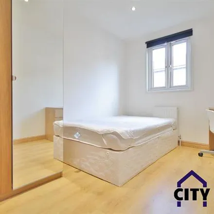 Rent this 5 bed apartment on Corporation Street in London, N7 9ET
