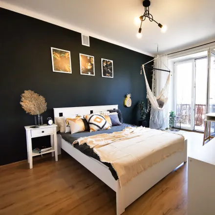 Rent this 3 bed room on Turlaj Klopsa Foodtruck in Aleja Juliusza Słowackiego 3, 30-037 Krakow