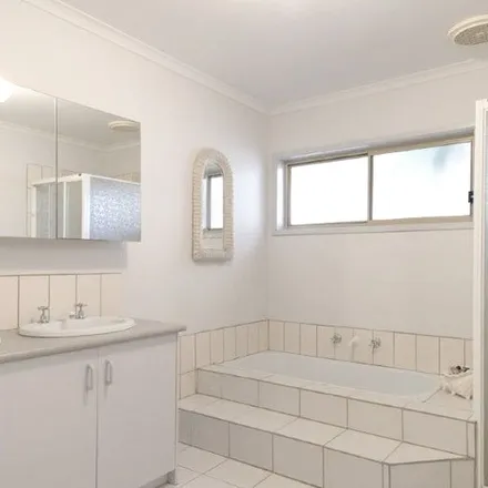 Image 2 - Strathavan Drive, Berwick VIC 3806, Australia - Apartment for rent