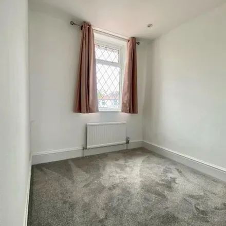 Rent this 5 bed duplex on Petersfield Road in Staines-upon-Thames, TW18 1DW